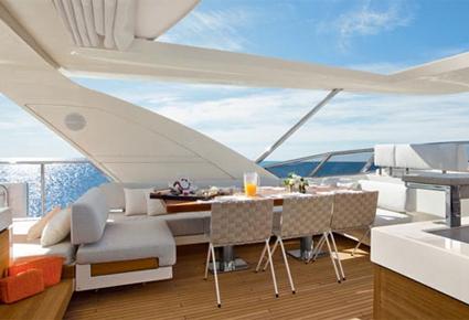 Azimut Grande 100 يخت ديناميكي يحضن المالك، ضيوفه والطاقم